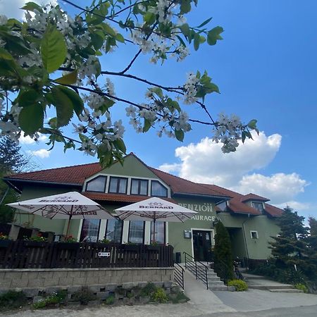 尤卡斯尼切膳食公寓酒店 Mníšek pod Brdy 外观 照片