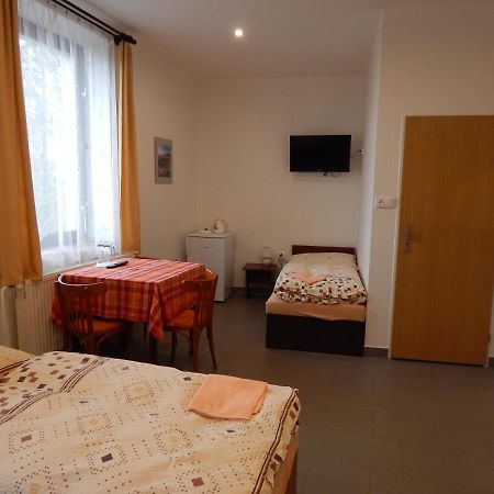 尤卡斯尼切膳食公寓酒店 Mníšek pod Brdy 外观 照片