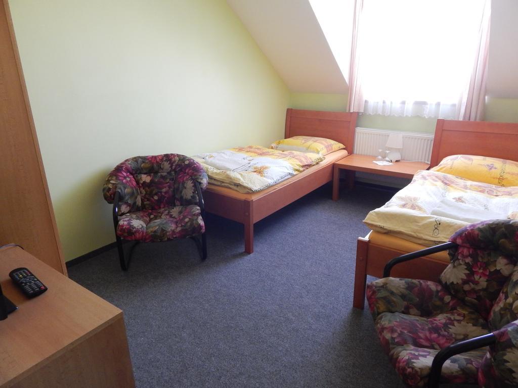 尤卡斯尼切膳食公寓酒店 Mníšek pod Brdy 外观 照片