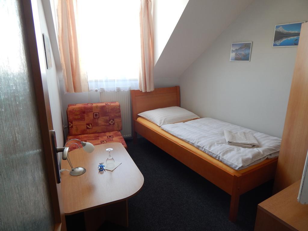 尤卡斯尼切膳食公寓酒店 Mníšek pod Brdy 外观 照片