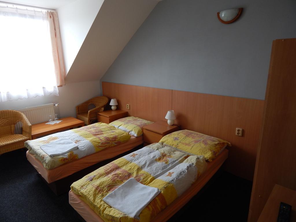 尤卡斯尼切膳食公寓酒店 Mníšek pod Brdy 外观 照片