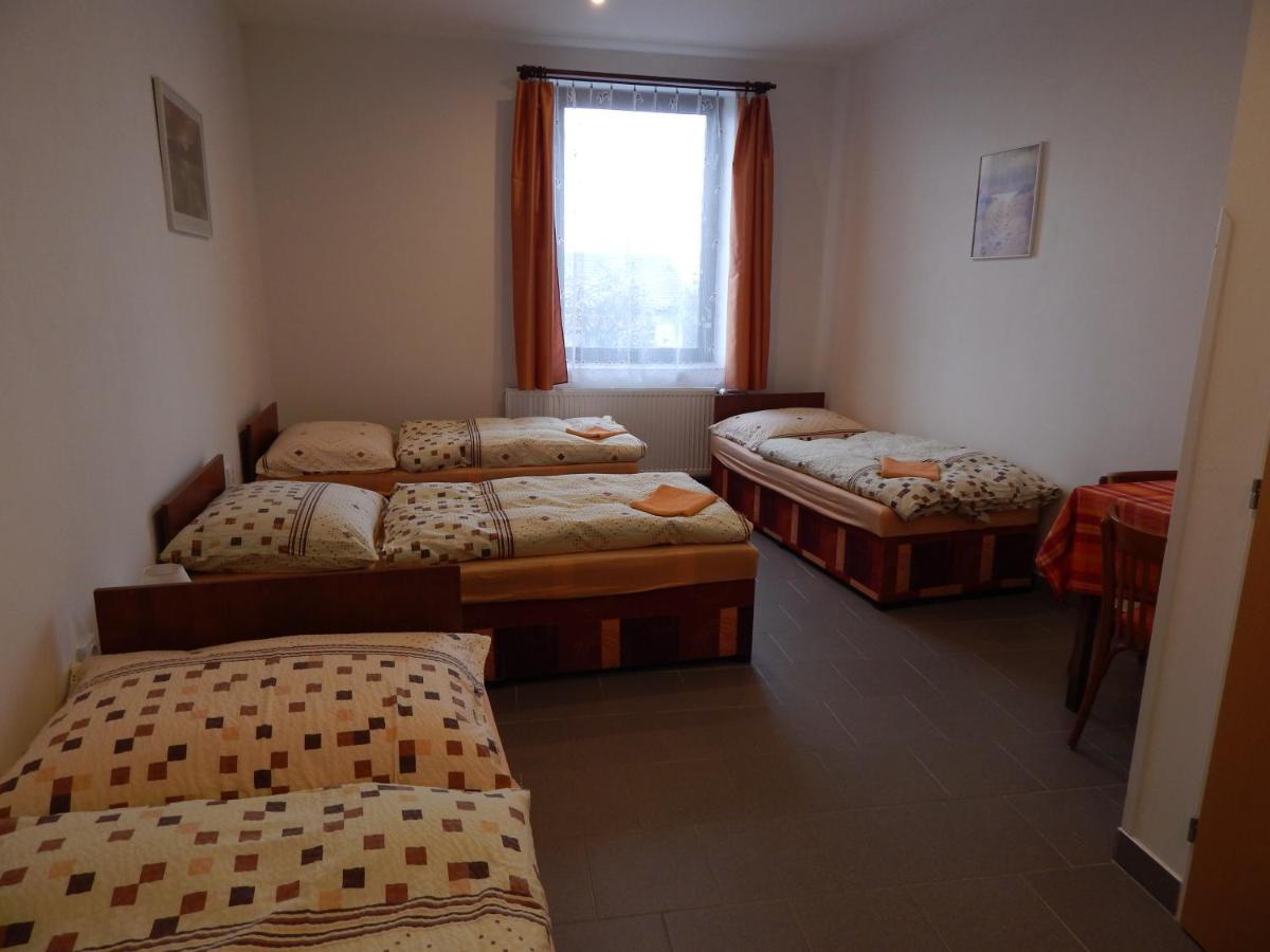 尤卡斯尼切膳食公寓酒店 Mníšek pod Brdy 外观 照片