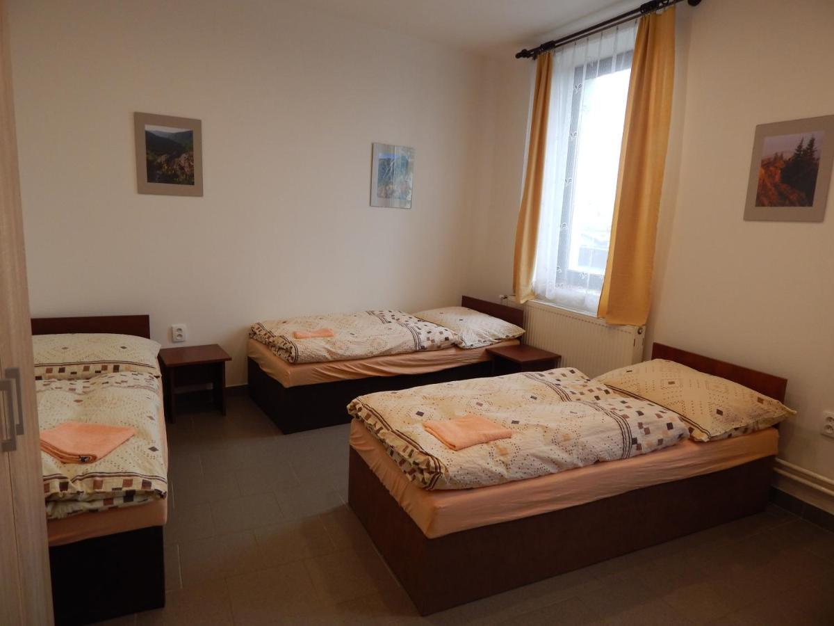 尤卡斯尼切膳食公寓酒店 Mníšek pod Brdy 外观 照片